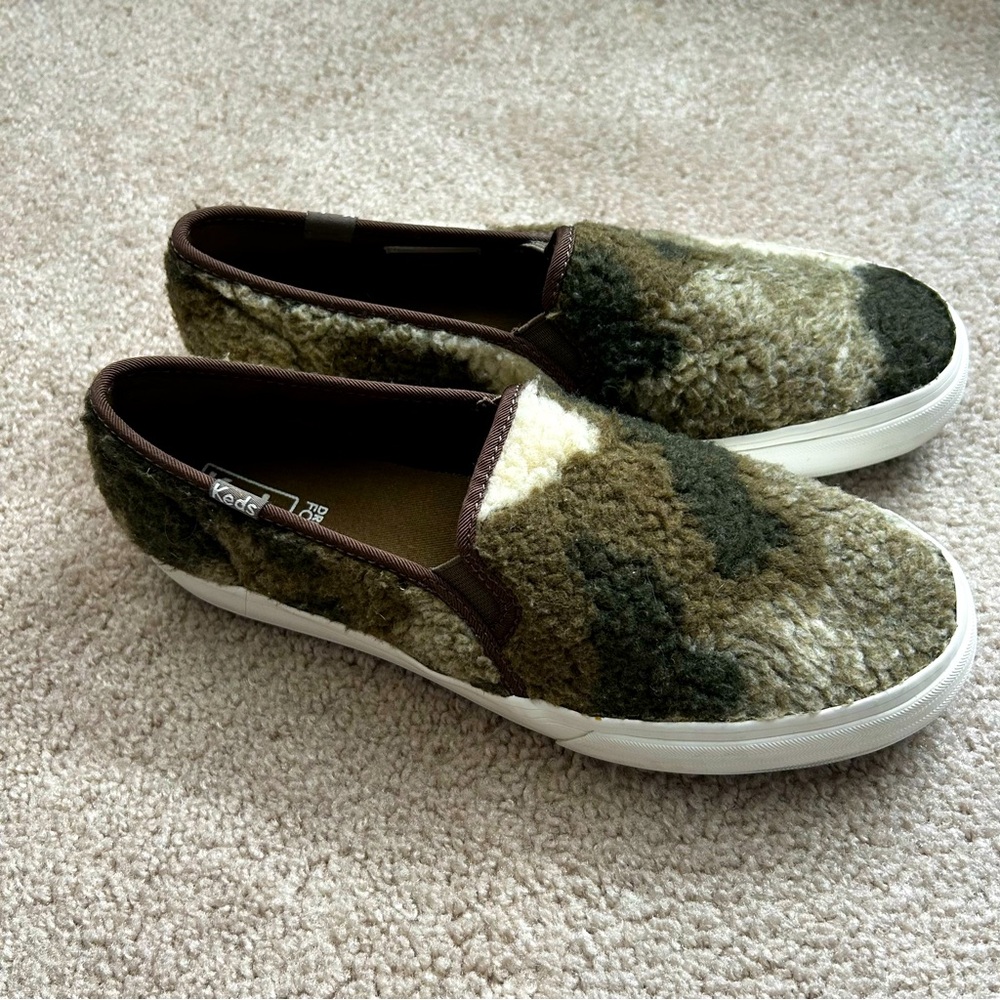 Keds Sneakers Womens Size 7.5 Olive Green Camo Camouflage Fuzzy Shearling Shoes